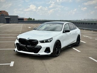 2025 BMW 5 серии 520i VIII (G60/G61/G68), белый, 7100000 рублей, вид 4