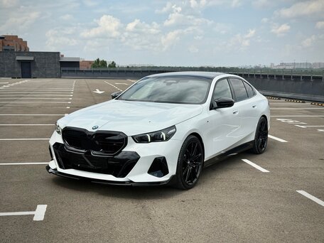 2025 BMW 5 серии 520i VIII (G60/G61/G68), белый, 7100000 рублей, вид 4