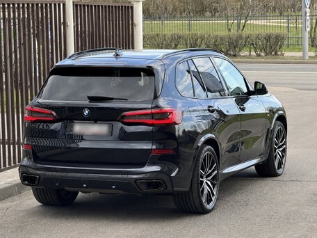 2020 BMW X5 40d IV (G05/G18), чёрный, 7400000 рублей, вид 4