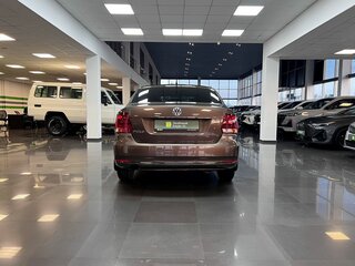 2016 Volkswagen Polo V Рестайлинг, коричневый, 1215000 рублей, вид 4