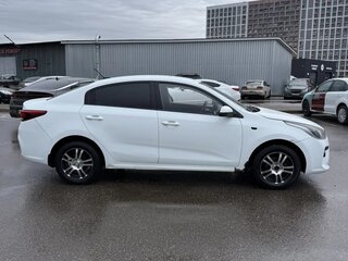 2018 Kia Rio IV, жёлтый, 750000 рублей, вид 4