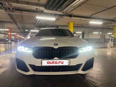 2020 BMW 5 серии 530i xDrive VII (G30/G31/G38) Рестайлинг, белый, 5300000 рублей, вид 5