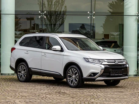 2017 Mitsubishi Outlander III Рестайлинг 2, белый, 1675000 рублей, вид 3