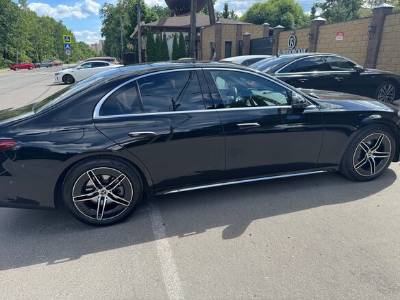2025 Mercedes-Benz E-Класс 300 VI (W214, S214), чёрный - вид 2