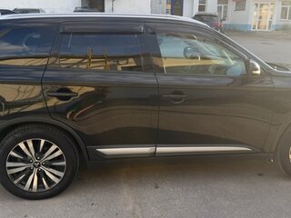 2018 Mitsubishi Outlander III Рестайлинг 3, чёрный, 1800000 рублей, вид 2