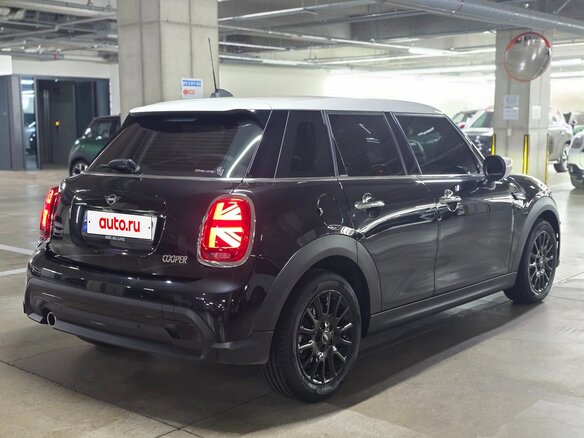 2023 Mini Hatch Cooper III (F55/F56) Рестайлинг 2, чёрный - вид 3
