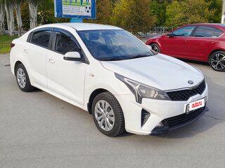 2020 Kia Rio IV Рестайлинг, белый, 1100000 рублей, вид 3