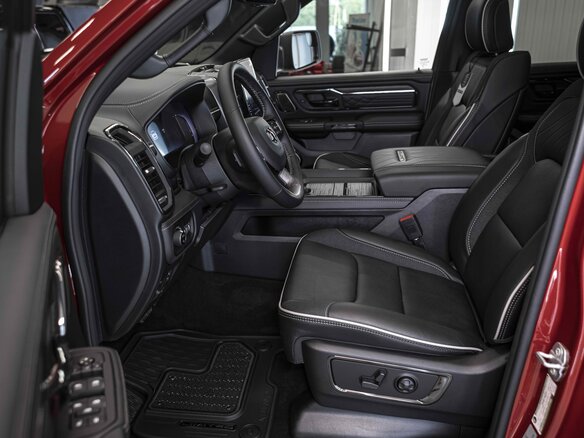 2026 Ram 1500 Crew Cab V Рестайлинг, красный - вид 15