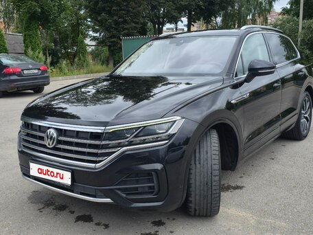 2018 Volkswagen Touareg III, чёрный, вид 4