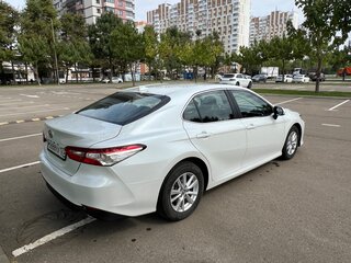 2018 Toyota Camry VII (XV50) Рестайлинг 2, белый, 2850000 рублей, вид 3