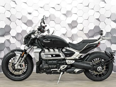 2021 Triumph Rocket 3, чёрный, 1699000 рублей, вид 4