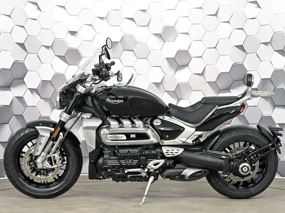 2021 Triumph Rocket 3, чёрный, 1699000 рублей - вид 3