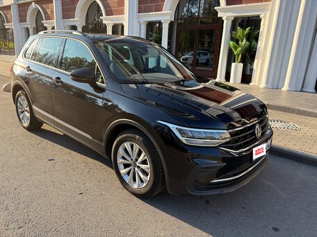 2021 Volkswagen Tiguan II Рестайлинг, чёрный, 2400000 рублей, вид 1