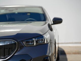2025 BMW 5 серии 530i xDrive VIII (G60/G61/G68), серый, 9385000 рублей, вид 5