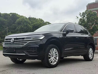 2022 Volkswagen Touareg III, чёрный, 4685007 рублей, вид 1