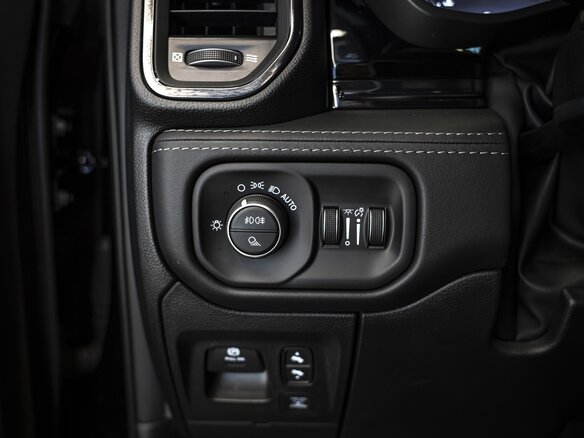 2026 Ram 1500 Crew Cab V Рестайлинг, чёрный - вид 38