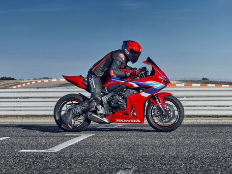 2026 Honda CBR 650R, красный, 1470000 рублей, вид 3