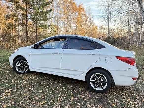 2013 Hyundai Solaris I, белый, 730000 рублей - вид 3