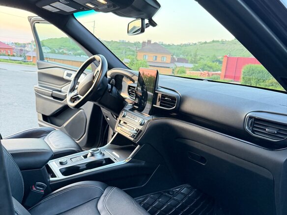 2020 Ford Explorer VI, чёрный, 4700000 рублей - вид 2