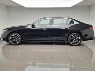 2025 BMW 5 серии Long 530Li xDrive VIII (G60/G61/G68), чёрный, 8450000 рублей, вид 2