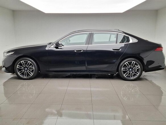 2025 BMW 5 серии Long 530Li xDrive VIII (G60/G61/G68), чёрный, 8450000 рублей - вид 1