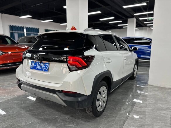 2022 Toyota Yaris L X XP150 Рестайлинг, белый - вид 1