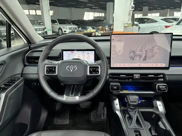 2026 Toyota RAV4 VI (XA60), белый, 4350000 рублей - вид 6