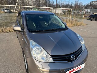 2013 Nissan Note I Рестайлинг, коричневый, 990000 рублей, вид 4