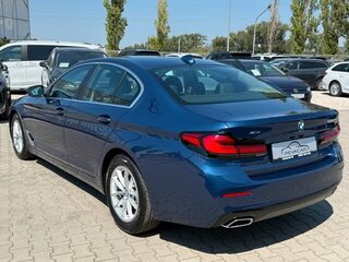 2023 BMW 5 серии 520d xDrive VII (G30/G31/G38) Рестайлинг, синий, 6192582 рублей, вид 3
