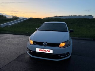 2017 Volkswagen Polo V Рестайлинг, белый, 860000 рублей, вид 1