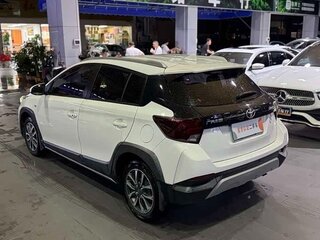 2023 Toyota Yaris IV, белый, 1050333 рублей, вид 4