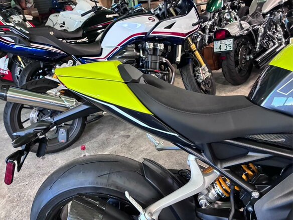 2026 Triumph Speed Triple, жёлтый, 1899000 рублей - вид 3