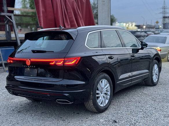 2025 Volkswagen Touareg III Рестайлинг, чёрный, 8200000 рублей - вид 3