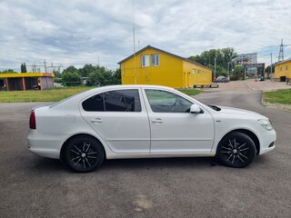 2011 Skoda Octavia II (A5) Рестайлинг, белый, 560000 рублей, вид 4