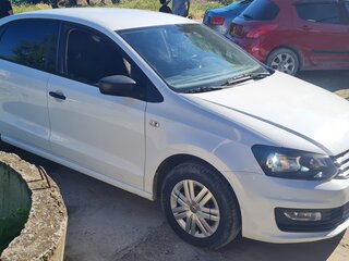 2018 Volkswagen Polo V Рестайлинг, белый, 800000 рублей, вид 1
