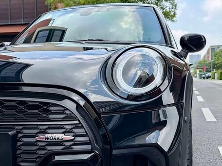 2023 Mini Hatch Cooper III (F55/F56) Рестайлинг 2, чёрный, 2290000 рублей, вид 3