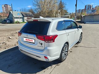 2022 Mitsubishi Outlander III Рестайлинг 3, белый, 2400000 рублей, вид 4