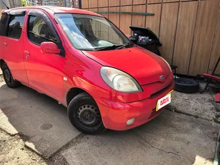 2002 Toyota FunCargo, красный, 310000 рублей, вид 3
