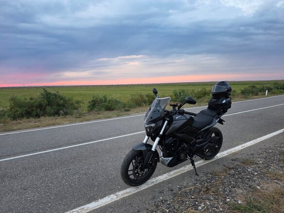 2025 Bajaj Dominar 400, чёрный