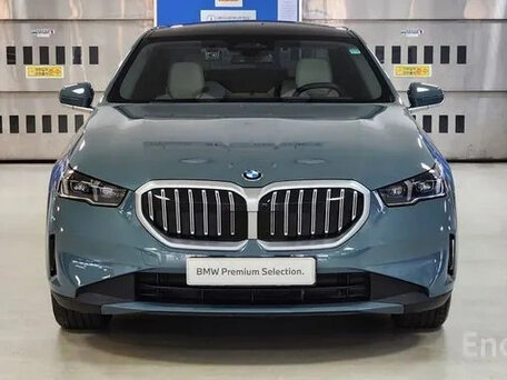 2025 BMW 5 серии 520i VIII (G60/G61/G68), голубой, 4948000 рублей, вид 2