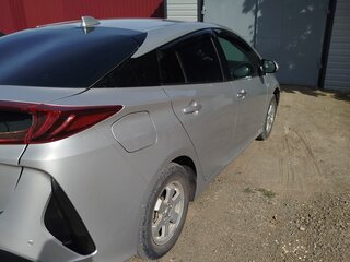 2018 Toyota Prius PHV ZVW52 IV (XW50), серебристый, 2400000 рублей, вид 3