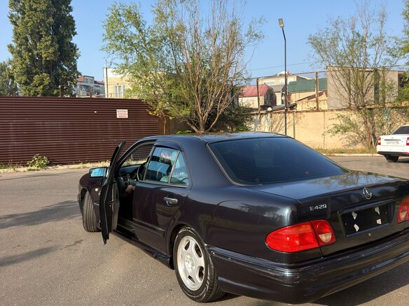 1996 Mercedes-Benz E-Класс 420 II (W210, S210), синий, 850000 рублей - вид 5