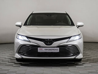 2020 Toyota Camry VIII (XV70), белый, 2748000 рублей, вид 2
