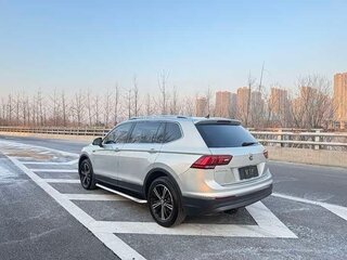 2020 Volkswagen Tiguan 380TSI L II (China Market), серебристый, 1840000 рублей, вид 2