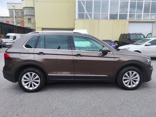 2017 Volkswagen Tiguan II, коричневый, 2022000 рублей, вид 3