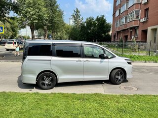 2015 Toyota Voxy III (R80), серебристый, 1875000 рублей, вид 4