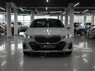 2026 BMW 5 серии 530i xDrive VIII (G60/G61/G68), серый, 10100000 рублей, вид 3
