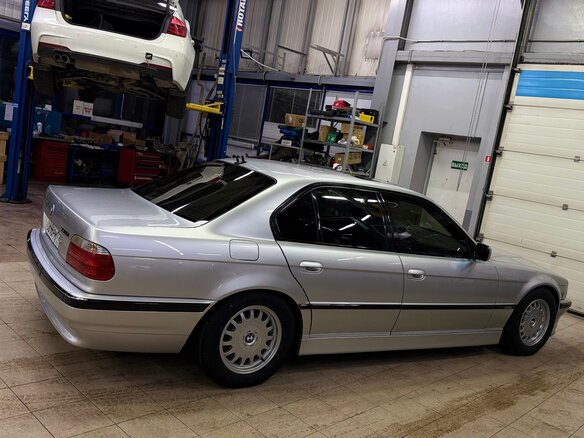 1999 BMW 7 серии 735i III (E38) Рестайлинг, серебристый, 1400000 рублей - вид 18