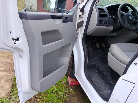 2011 Volkswagen Transporter, белый, 1100000 рублей - вид 12