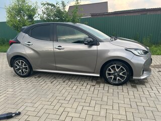 2020 Toyota Yaris IV, серый, 1601000 рублей, вид 3